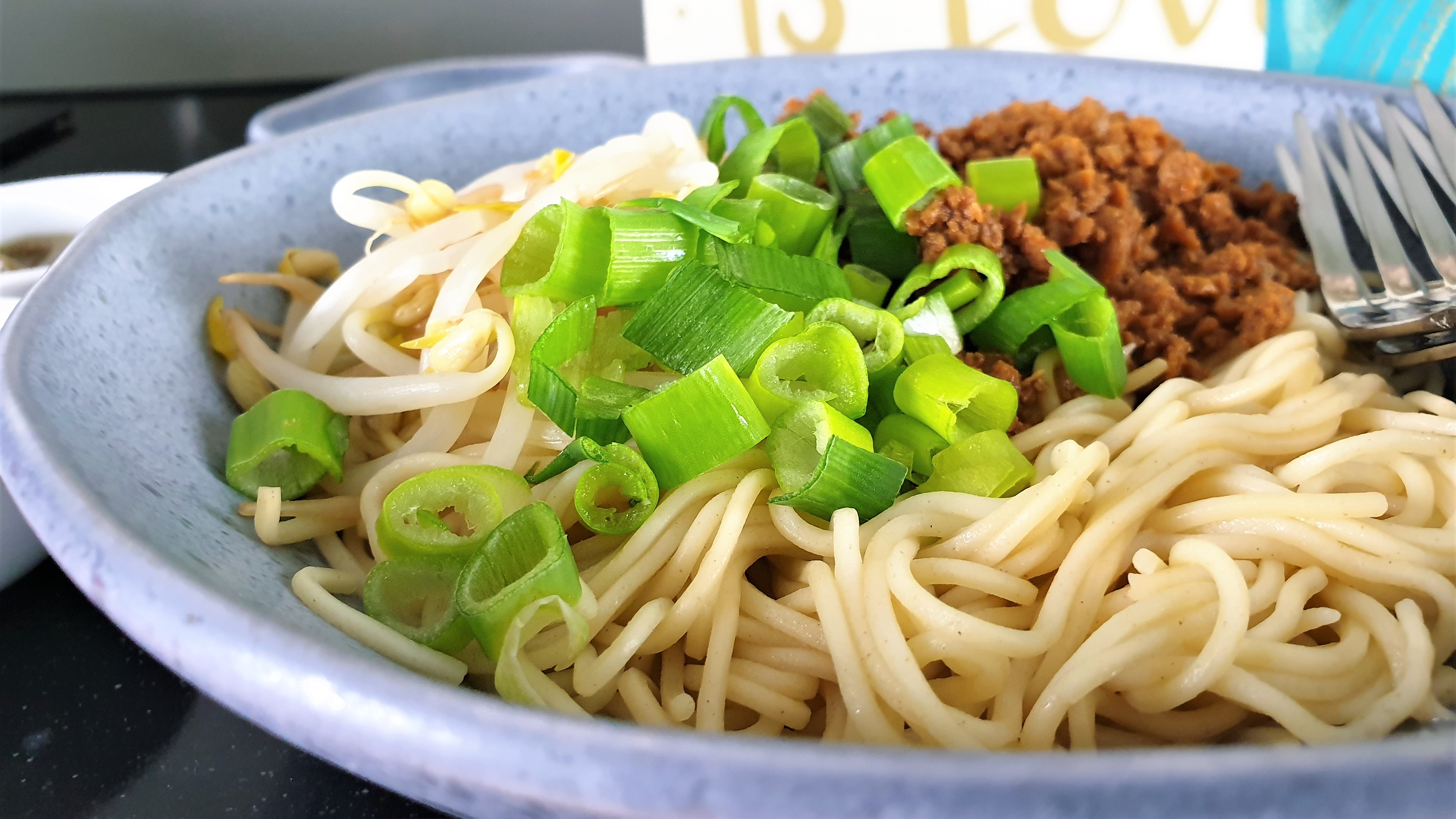 Vegan Hakka Noodles 《纯素客家面/ Fideos Veganos Hakka》 - Healthy Asian Cuisine