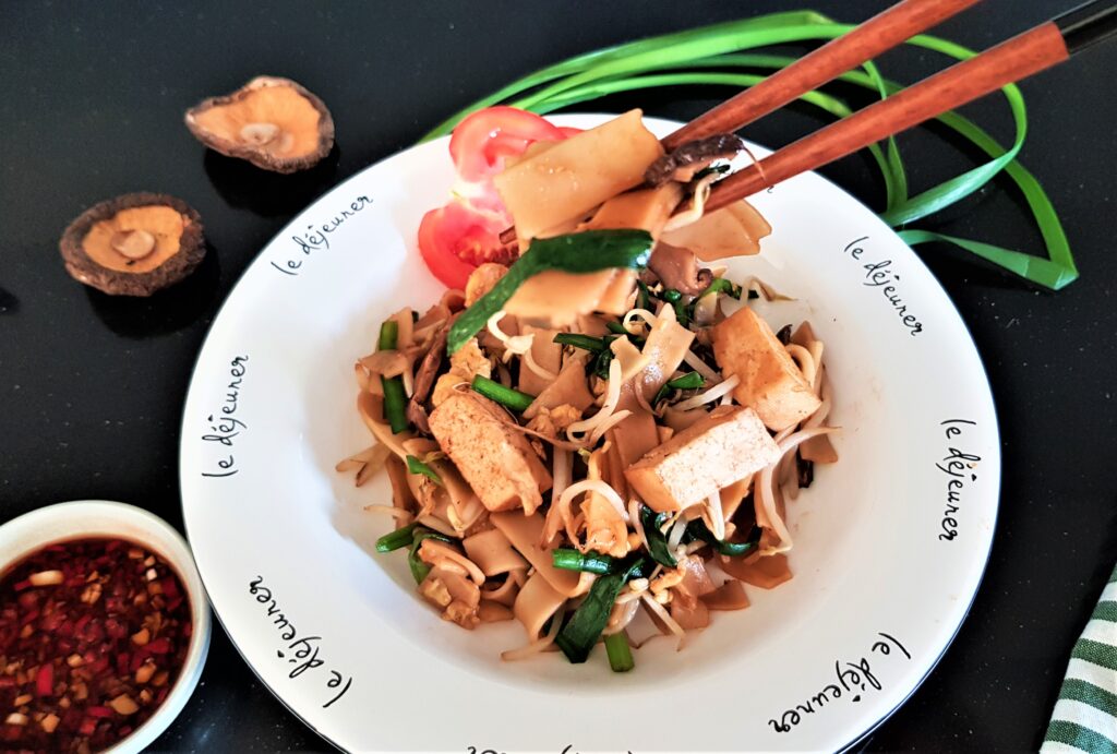 CHAR KWAY TEOW (MALAYSIAN RICE NOODLE STIR-FRY/炒粿条/TALLARINES DE ARROZ DE MALAYSIA SALTEADOS)